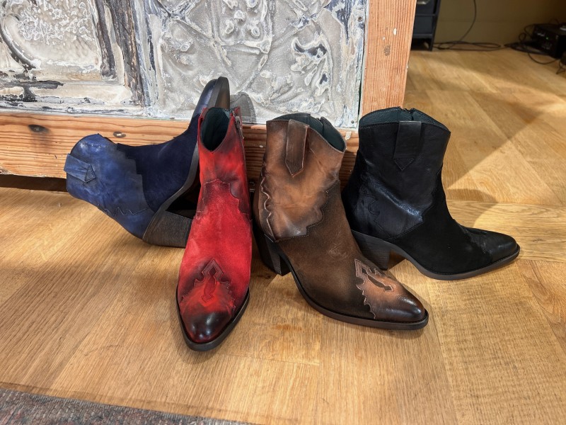 les boots Santiags de Little la suite chez Valérie B . chaussures  Dieppe hiver 25