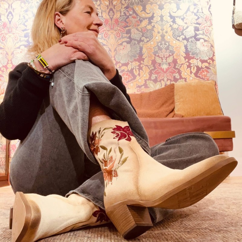 les boots talon bottier brodées fleurs LITTLE LA SUITE nouvelle collection P/E26 Valérie B. Dieppe 