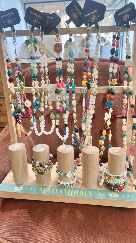 Les chaines bijoux  de téléphones MADAMIRMA originales  et pratiques à retrouver chez VALÉRIE B. le concept store femme à Dieppe 